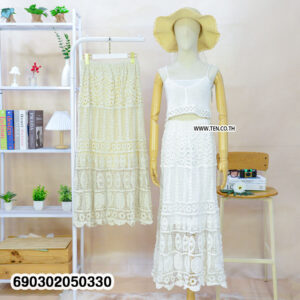Flowy lace maxi skirts for seaside cafés, sunset dinners, and dreamy summer moments